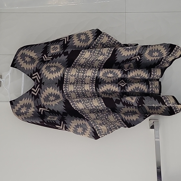 Pink Martini Woven Aztec Wrap Shawl - Size XS - Picture 6 of 8